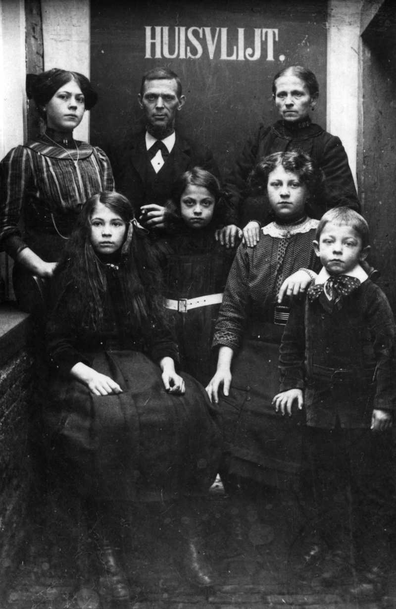 boven v.l.n.r.: Janke van der Baan, Rinze van der Baan (1863-1927) en Tjaaktje Heidelberg (1862-1946); onder v.l.n.r. Frederika J. van der Baan (1902-198..), Pieterriena van der Baan (1903-1983), Wubbina van der Baan en Pieter van der Baan (1906-...)